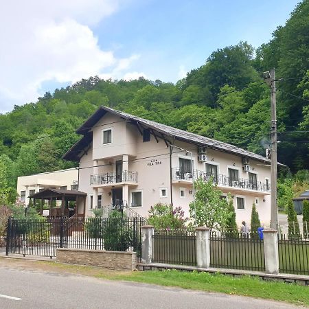 Vila Tisa Tismana Exterior photo